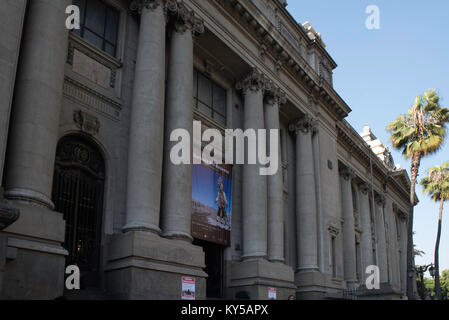 Fassade / Eingang der Biblioteca Nacional (Nationalbibliothek), Santiago, Chile. Stockfoto