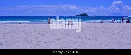 Die Menschen bleiben kühl am Strand, Mudjimba Beach, Sunshine Coast, Queensland, Australien Stockfoto