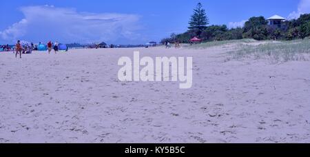 Die Menschen bleiben kühl am Strand, Mudjimba Beach, Sunshine Coast, Queensland, Australien Stockfoto