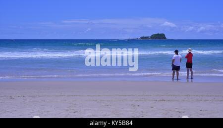 Rentner entspannt am Strand, mit Meerblick, Mudjimba Beach, Sunshine Coast, Queensland, Australien Stockfoto