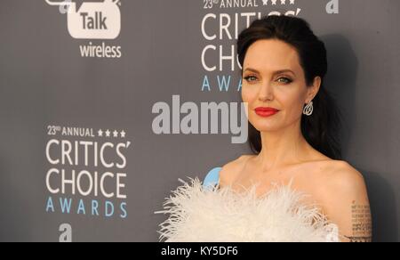 Angelina Jolie bei der Ankunft für den Critics' Choice Awards 2017, Barker Hangar, Santa Monica, CA 11. Januar 2018. Foto von: Elizabeth Goodenough/Everett Collection Stockfoto