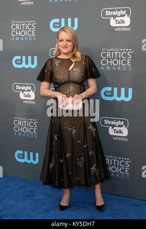 Elisabeth Moss bei der Ankunft für den Critics' Choice Awards 2017, Barker Hangar, Santa Monica, CA 11. Januar 2018. Foto von: Priscilla Grant/Everett Collection Stockfoto