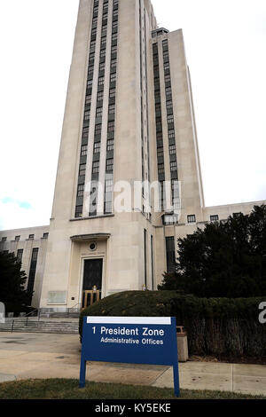 Bethesda, Maryland, USA. 12 Jan, 2018. Präsidenten der Vereinigten Staaten Donald J. Trumpf erfährt seine jährliche körperliche Untersuchung am Walter Reed National Military Medical Center 12 Januar, in Bethesda, Maryland 2018. Trump wird in der nächsten Reisen nach Florida die Dr. Martin Luther King Jr. Tag Urlaub Wochenende an seinem Mar-a-Lago Resort zu verbringen. Credit: Chip Somodevilla/Pool über CNP Credit: Chip Somodevilla/CNP/ZUMA Draht/Alamy leben Nachrichten Stockfoto