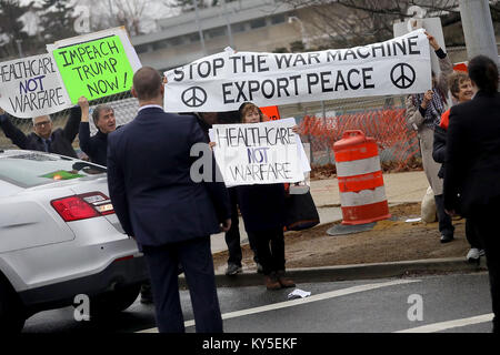 Bethesda, Maryland, USA. 12 Jan, 2018. Die Demonstranten versammeln sich außerhalb Walter Reed National Military Medical Center als Präsidenten der Vereinigten Staaten Donald J. Trumpf für seine jährliche körperliche Untersuchung am 12. Januar, in Bethesda, Maryland 2018 eintrifft. Trump wird in der nächsten Reisen nach Florida die Dr. Martin Luther King Jr. Tag Urlaub Wochenende an seinem Mar-a-Lago Resort zu verbringen. Credit: Chip Somodevilla/Pool über CNP Credit: Chip Somodevilla/CNP/ZUMA Draht/Alamy leben Nachrichten Stockfoto