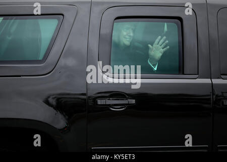 Bethesda, Maryland, USA. 12 Jan, 2018. Präsidenten der Vereinigten Staaten Donald J. Trumpf Wellen zu Journalisten verlässt er Walter Reed National Military Medical Center nach seiner jährlichen körperlichen Untersuchung. Trump wird in der nächsten Reisen nach Florida die Dr. Martin Luther King Jr. Tag Urlaub Wochenende an seinem Mar-a-Lago Resort zu verbringen. Credit: Chip Somodevilla/Pool/CNP/ZUMA Draht/Alamy leben Nachrichten Stockfoto