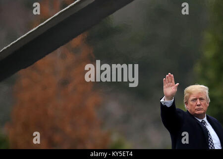 Bethesda, Maryland, USA. 12 Jan, 2018. Präsidenten der Vereinigten Staaten Donald J. Trumpf Wellen zu Journalisten, als er Boards Marine One bei Abreise von Walter Reed National Military Medical Center nach seiner jährlichen körperlichen Untersuchung. Trump wird in der nächsten Reisen nach Florida die Dr. Martin Luther King Jr. Tag Urlaub Wochenende an seinem Mar-a-Lago Resort zu verbringen. Credit: Chip Somodevilla/Pool/CNP/ZUMA Draht/Alamy leben Nachrichten Stockfoto