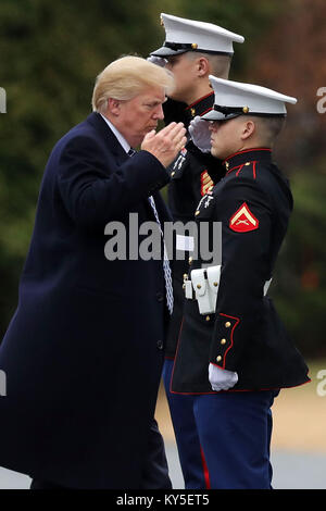 Bethesda, Maryland, USA. 12 Jan, 2018. Präsidenten der Vereinigten Staaten Donald J. Trumpf begrüßt, bevor Sie sich an Bord Marine One bei Abreise von Walter Reed National Military Medical Center nach seiner jährlichen körperlichen Untersuchung. Trump wird in der nächsten Reisen nach Florida die Dr. Martin Luther King Jr. Tag Urlaub Wochenende an seinem Mar-a-Lago Resort zu verbringen. Credit: Chip Somodevilla/Pool/CNP/ZUMA Draht/Alamy leben Nachrichten Stockfoto