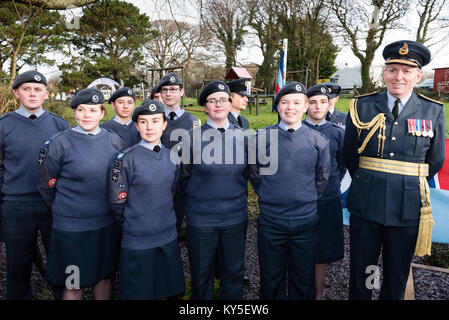 Llanystumdwy, Gwynedd, Großbritannien. 12 Jan, 2018. UK. Air Commodore Adrian Williams (R), Air Officer Wales, mit Air Training Corps Kadetten aus North Wales wie der RAF, der Herr Leutnant von Gwynedd, Gwynedd Rat und Wales erinnert sich Premierminister David Lloyd George 1917 erste eigenständige Entscheidung der Welt Air Force im Jahr 1918 zu schaffen gedenken, mit der Enthüllung einer commeorative Garten auf dem Gelände der Lloyd George Museum. Quelle: Michael Gibson/Alamy leben Nachrichten Stockfoto