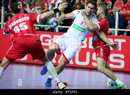 Porec, Kroatien. 12 Jan, 2018. Pukhouski barys (C) von Belarus konkurriert während der ersten Runde der EHF EURO 2018 Handball Match zwischen Belarus und Österreich in Porec, Kroatien, Jan. 12, 2018. Belarus gewonnen von 27-26. Quelle: Igor Kralj/Xinhua/Alamy leben Nachrichten Stockfoto