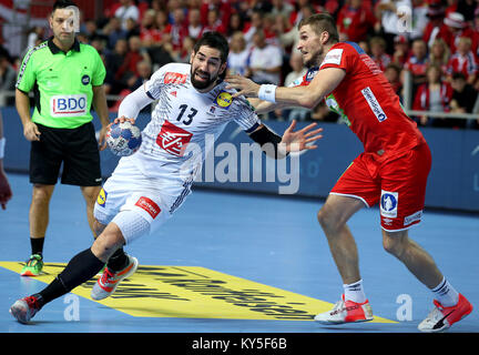 Porec, Kroatien. 12 Jan, 2018. Nikola Karabatic (C) der Frankreich konkurriert während der ersten Runde der EHF EURO 2018 Handball Match zwischen Frankreich und Norwegen in Porec, Kroatien, Jan. 12, 2018. Frankreich gewann durch 32-31. Quelle: Igor Kralj/Xinhua/Alamy leben Nachrichten Stockfoto