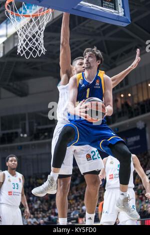 Chimki, Russland. 12 Jan, 2018. Alexey Shved (Vorne) von chimki Moskau Region konkurriert während der 2017-2018 Euroleague Basketball Match zwischen Khimki Moskau und Real Madrid in Chimki, Russland, Jan. 12, 2018. Real Madrid gewann 95-78. Credit: Wu Zhuang/Xinhua/Alamy leben Nachrichten Stockfoto