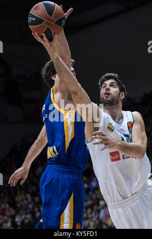 Chimki, Russland. 12 Jan, 2018. Alexey Shved (L) von chimki Moskau Region Bausteine Santi Yusta von Real Madrid während der 2017-2018 Euroleague Basketball Match zwischen Khimki Moskau und Real Madrid in Chimki, Russland, Jan. 12, 2018. Real Madrid gewann 95-78. Credit: Wu Zhuang/Xinhua/Alamy leben Nachrichten Stockfoto