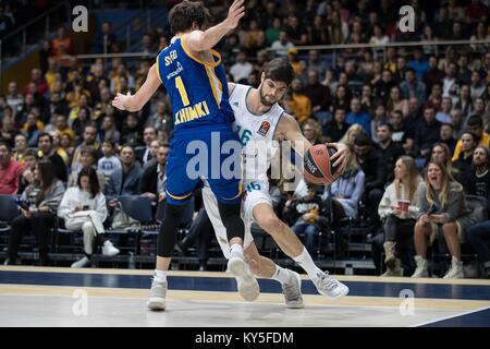 Chimki, Russland. 12 Jan, 2018. Santi Yusta (R) von Real Madrid konkurriert während der 2017-2018 Euroleague Basketball Match zwischen Khimki Moskau und Real Madrid in Chimki, Russland, Jan. 12, 2018. Real Madrid gewann 95-78. Credit: Wu Zhuang/Xinhua/Alamy leben Nachrichten Stockfoto