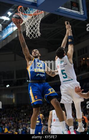 Chimki, Russland. 12 Jan, 2018. Malcolm Thomas (L) von chimki Moskau Region geht an den Korb während der 2017-2018 Euroleague Basketball Match zwischen Khimki Moskau und Real Madrid in Chimki, Russland, Jan. 12, 2018. Real Madrid gewann 95-78. Credit: Wu Zhuang/Xinhua/Alamy leben Nachrichten Stockfoto