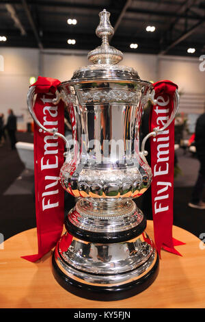 London, Großbritannien. 12. Januar 2018. Die Football Association Cup Trophäe (Ansicht von hinten) auf dem Display an der London Boat Show. Die Schale wurde von Thomas Lyte Master Silberschmied Kevin Williams die Schale ist 615 mm hoch und wird von 6,3 aus Sterlingsilber. Mehr als 230 Boote und Schiffe von 347 Ausstellern, die von extravaganten Luxus Motoryachten für kleine Jollen und Boote, waren auf Anzeige an der 64th London Boat Show, die am ExCeL Exhibition Centre, London, Vereinigtes Königreich. Quelle: Michael Preston/Alamy leben Nachrichten Stockfoto