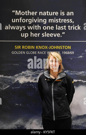 London, Großbritannien. 12. Januar 2018. Susie Goodall auf der Boat Show, ExCeL Exhibition Centre, London, Großbritannien. Später in diesem Jahr, Goodall Rennen non-stop und Solo um die Welt im Jahr 2018 Golden Globe Race. Die ursprüngliche Rasse wurde im Jahr 1969 statt und wurde von Sir Robin Knox-Johnston gewonnen. Die 2018 Version hält sowohl die Regeln und den Geist. Es beginnt an der französischen Küste, bevor sie durch den Atlantik und dann nach Osten durch die fünf großen Kaps der südlichen Hemisphäre. Die Racers in Frankreich rund 300 Tage und 30.000 Meilen später zurückkommen. Quelle: Michael Preston/Alamy leben Nachrichten Stockfoto