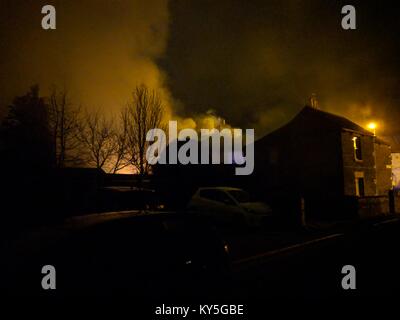 Chippenham, Wiltshire. 13. Januar, 2018. Feuerwehr, Polizei und Krankenwagen reagieren auf ein Haus Feuer in den frühen Morgenstunden des Samstag in Chippenham, Wiltshire. Credit: Sebastian Gorgon/Alamy leben Nachrichten Stockfoto