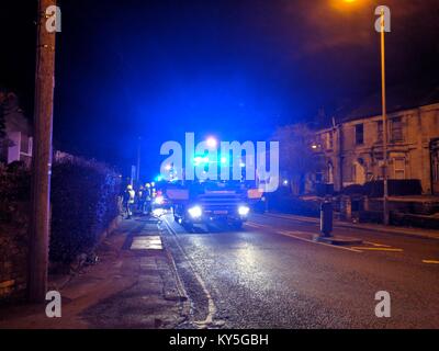 Chippenham, Wiltshire. 13. Januar, 2018. Feuerwehr, Polizei und Krankenwagen reagieren auf ein Haus Feuer in den frühen Morgenstunden des Samstag in Chippenham, Wiltshire. Credit: Sebastian Gorgon/Alamy leben Nachrichten Stockfoto