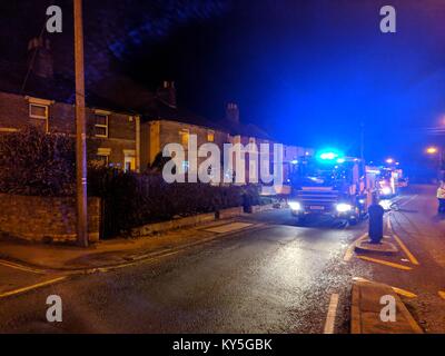 Chippenham, Wiltshire. 13. Januar, 2018. Feuerwehr, Polizei und Krankenwagen reagieren auf ein Haus Feuer in den frühen Morgenstunden des Samstag in Chippenham, Wiltshire. Credit: Sebastian Gorgon/Alamy leben Nachrichten Stockfoto