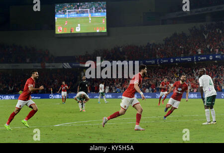 Abu Dhabi, Abu Dhabi, Vereinigte Arabische Emirate. 12 Jan, 2018. Die Spieler konkurrieren mit Al-Ahly Al Masry der Spieler während der Ägyptischen Super Cup Fußballspiel an hazza Bin Zayed Stadion, Stadt al-Ain, Abu Dhabi, Vereinigte Arabische Emirate, am 12. Januar 2018 Credit: Fremde/APA-Images/ZUMA Draht/Alamy leben Nachrichten Stockfoto