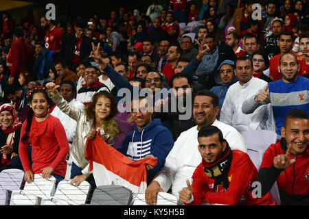 Abu Dhabi, Abu Dhabi, Vereinigte Arabische Emirate. 12 Jan, 2018. Al-Ahly Fans nehmen an der Ägyptischen Super Cup Fußballspiel zwischen Al-Ahly und Al Masry an hazza Bin Zayed Stadion, Stadt al-Ain, Abu Dhabi, Vereinigte Arabische Emirate, am 12. Januar 2018 Credit: Fremde/APA-Images/ZUMA Draht/Alamy leben Nachrichten Stockfoto