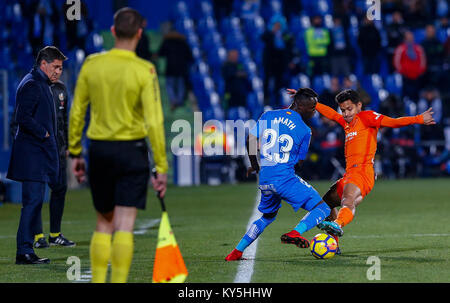 Fußballspieler Amath und Rosales während La Liga Match zwischen Getafe CF vs Malaga CF Coliseum Alfonso Perez Stadion in Madrid, Spanien, 12. Januar 2018. Credit: Gtres Información más Comuniación auf Linie, S.L./Alamy leben Nachrichten Stockfoto