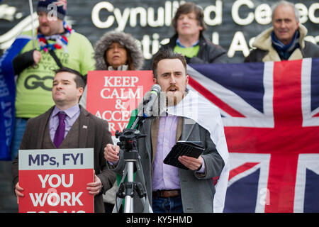 Cardiff, Wales, UK. 13 Jan, 2018. Cardiff, Wales, UK, 13. Januar 2018. Lukas Nash-Jones, Direktor des PeopleÕs Charter Stiftung spricht während einer "überparteilichen Pro-Brexit Rally' an der Senedd Gebäude durch die PeopleÕs Charter Stiftung organisiert und eine Protestaktion von Bleiben Unterstützer. Credit: Mark Hawkins/Alamy leben Nachrichten Stockfoto