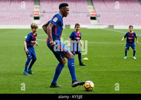 Barcelona, Espana. 13 Jan, 2018. Präsentation von yerry Mina als neuer Spieler des FC Barcelona, Barcelona, am 13. Januar 2018. Credit: Gtres Información más Comuniación auf Linie, S.L./Alamy leben Nachrichten Stockfoto