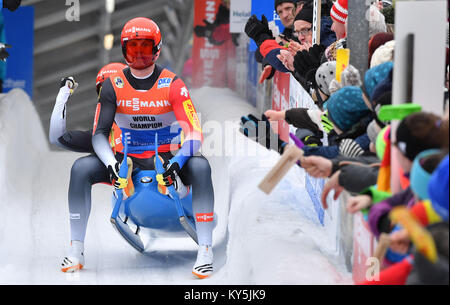 Oberhof, Deutschland. 13 Jan, 2018. In Deutschland Toni Eggert (vorne) und Sascha Benecken sind die ersten, die die Ziellinie an der Männer zu überqueren verdoppelt im Rennrodeln Weltcup in Oberhof, Deutschland, 13. Januar 2018. Foto: Martin Schutt/dpa-Zentralbild/dpa/Alamy leben Nachrichten Stockfoto