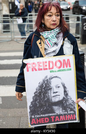 London, Großbritannien. 13 Jan, 2018. Ein pro-palästinensischen Aktivisten Proteste vor der US-Botschaft für die Freigabe durch die israelischen Behörden des 16-jährigen Ahed Tamimi, aus dem Dorf der Nabi Saleh in der West Bank. Ein pro-Israel gegen den demonstrant steht hinter. Credit: Mark Kerrison/Alamy leben Nachrichten Stockfoto