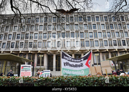 Grosvenor Square, London, UK. 13 Jan, 2018. Protest in Unterstützung der Ahed und palästinensische Kind Gefangenen außerhalb der US-Botschaft in Grosvenor Square, das am Montag geschlossen. Quelle: Matthew Chattle/Alamy leben Nachrichten Stockfoto