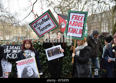 Grosvenor Square, London, UK. 13 Jan, 2018. Protest in Unterstützung der Ahed und palästinensische Kind Gefangenen außerhalb der US-Botschaft in Grosvenor Square, das am Montag geschlossen. Quelle: Matthew Chattle/Alamy leben Nachrichten Stockfoto