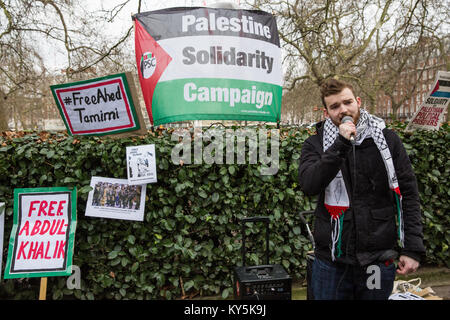 London, Großbritannien. 13 Jan, 2018. Ein pro-palästinensischen Aktivisten vor Kurzem von der West Bank zurückgegebenen Adressen ein Protest vor der US-Botschaft für die Freigabe durch die israelischen Behörden des 16-jährigen Ahed Tamimi, aus dem Dorf der Nabi Saleh in der West Bank. Ahed Tamimi zurückgehalten wurde von israelischen Soldaten bei einer Razzia auf das Haus ihrer Familie bei 4 am 19. Dezember bin. Ahed's Mutter, Nariman, und Cousin Nour haben auch festgenommen worden. Credit: Mark Kerrison/Alamy leben Nachrichten Stockfoto