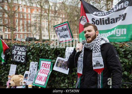 London, Großbritannien. 13 Jan, 2018. Ein pro-palästinensischen Aktivisten vor Kurzem von der West Bank zurückgegebenen Adressen ein Protest vor der US-Botschaft für die Freigabe durch die israelischen Behörden des 16-jährigen Ahed Tamimi, aus dem Dorf der Nabi Saleh in der West Bank. Ahed Tamimi zurückgehalten wurde von israelischen Soldaten bei einer Razzia auf das Haus ihrer Familie bei 4 am 19. Dezember bin. Ahed's Mutter, Nariman, und Cousin Nour haben auch festgenommen worden. Credit: Mark Kerrison/Alamy leben Nachrichten Stockfoto