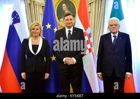 Ljubljana, Slowenien. 13 Jan, 2018. Der slowenische Präsident Borut Pahor (C) hosts Italiens Präsident Sergio Mattarella (R) und Kroatiens Präsident Kolinda Grabar-Kitarovic bei der feierlichen Mittagessen für die Präsidenten der Nachbarländer in Brdo pri Kranju, Slowenien, Jan. 13, 2018. Credit: Matic Stojs/Xinhua/Alamy leben Nachrichten Stockfoto