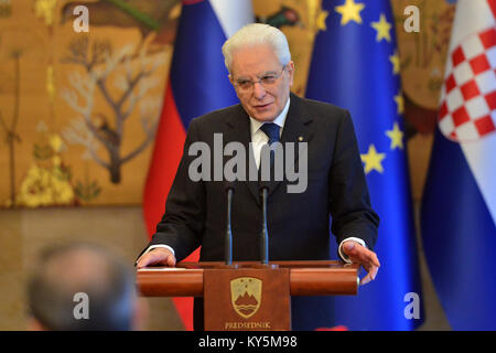 BRDO pri Kranju, Slowenien. 13. Januar, 2018. Rede des Präsidenten der Italienischen Republik, Sergio Mattarella bei der feierlichen Mittagessen für die Präsidenten der Nachbarländer, bewirtet von slowenischen Präsidenten Borut Pahor. Credit: Matic Štojs/Alamy leben Nachrichten Stockfoto