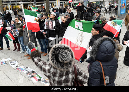 Berlin, Deutschland. 13 Jan, 2018. Iraner protestieren gegen das Regime im Iran, in Berlin, Deutschland, 13. Januar 2018. Credit: Maurizio Gambarini/dpa/Alamy leben Nachrichten Stockfoto