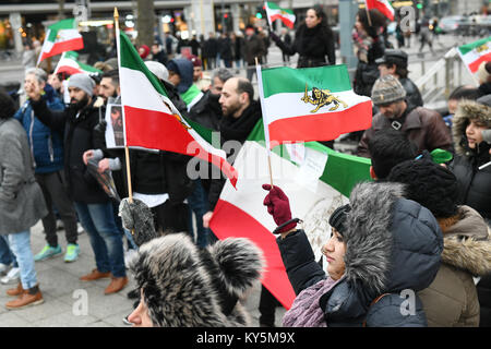 Berlin, Deutschland. 13 Jan, 2018. Iraner protestieren gegen das Regime im Iran, in Berlin, Deutschland, 13. Januar 2018. Credit: Maurizio Gambarini/dpa/Alamy leben Nachrichten Stockfoto