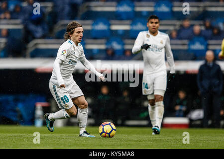 Luka Modric (Real Madrid) antreibt, auf der Kugel La Liga Match zwischen Real Madrid vs Villerreal CF im Santiago Bernabeu in Madrid, Spanien, 13. Januar 2018. Credit: Gtres Información más Comuniación auf Linie, S.L./Alamy leben Nachrichten Stockfoto