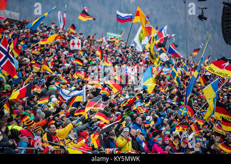 Ruhpolding, Deutschland. 13 Jan, 2018. Deutschland, Ruhpolding - Januar 13, 2017. Massen von biathlon Fans nehmen an der BMW IBU Weltcup Biathlon in Ruhpolding. (Foto: Gonzales Foto/Alamy leben Nachrichten Stockfoto