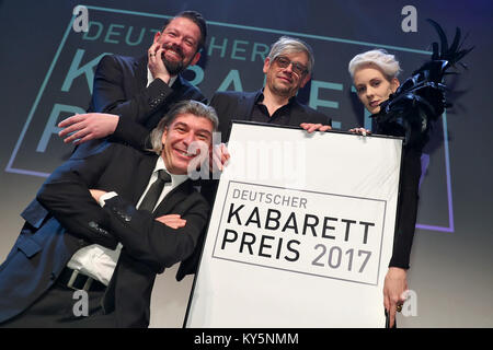 Preisträger am Deutscher Kabarett-Preis 2017 (Deutsche Kabarett Awards) Zeremonie in der tafelhalle in Nürnberg, Deutschland, 13. Januar 2018. Cabarett-Duo ONKeL fISCH, Adrian Engels und Markus Riedinger, (l-r, Special Award), Künstler Mathias Tretter (Hauptpreis) und Österreichischer kabaret Interpret Lisa Eckhart (Foerderpreis Award). Tretter gewann den Hauptpreis 6.000 Euro wert. Foto: Daniel Karmann/dpa Stockfoto