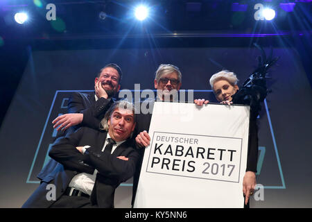 Preisträger am Deutscher Kabarett-Preis 2017 (Deutsche Kabarett Awards) Zeremonie in der tafelhalle in Nürnberg, Deutschland, 13. Januar 2018. Cabarett-Duo ONKeL fISCH, Adrian Engels und Markus Riedinger, (l-r, Special Award), Künstler Mathias Tretter (Hauptpreis) und Österreichischer kabaret Interpret Lisa Eckhart (Foerderpreis Award). Tretter gewann den Hauptpreis 6.000 Euro wert. Foto: Daniel Karmann/dpa Stockfoto