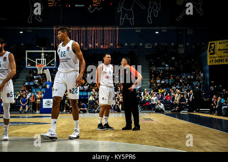 Moskau, Russland. 12 Jan, 2018. Vyacheslav Zaytsev, #8 Chats mit einer offiziellen über einen Anruf während des 2017/2018 Turkish Airlines EuroLeague Saison Runde 17 Spiel zwischen Khimki Moskau und Real Madrid im Arena Mytishchi. Credit: Nicholas Müller/SOPA/ZUMA Draht/Alamy leben Nachrichten Stockfoto