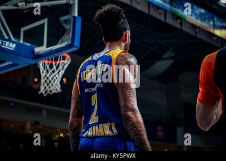 Moskau, Russland. 12 Jan, 2018. Tyler Honeycutt, #2 von Moskau Chimki inbounds die Kugel während des 2017/2018 Turkish Airlines EuroLeague Saison Runde 17 Spiel zwischen Khimki Moskau und Real Madrid. Credit: Nicholas Müller/SOPA/ZUMA Draht/Alamy leben Nachrichten Stockfoto