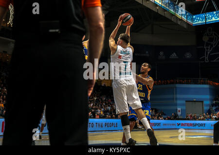 Moskau, Russland. 12 Jan, 2018. Luka Doncic, #7 von Real Madrid Himmel in den Warenkorb während des 2017/2018 Turkish Airlines EuroLeague Saison Runde 17 Spiel zwischen Khimki Moskau und Real Madrid im Arena Mytishchi. Credit: Nicholas Müller/SOPA/ZUMA Draht/Alamy leben Nachrichten Stockfoto