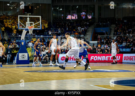 Moskau, Russland. 12 Jan, 2018. Luka Doncic, #7 von Real Madrid an den Korb Laufwerke während des 2017/2018 Turkish Airlines EuroLeague Saison Runde 17 Spiel zwischen Khimki Moskau und Real Madrid im Arena Mytishchi. Credit: Nicholas Müller/SOPA/ZUMA Draht/Alamy leben Nachrichten Stockfoto