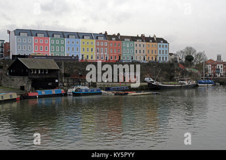 Bristol, UK. 13. Januar, 2018. UK Wetter: eine Terrasse von bunten Häuser zeichnen sich vor grauem Himmel auf einer kalten und trüben Samstag Nachmittag. Keith Ramsey/Alamy leben Nachrichten Stockfoto