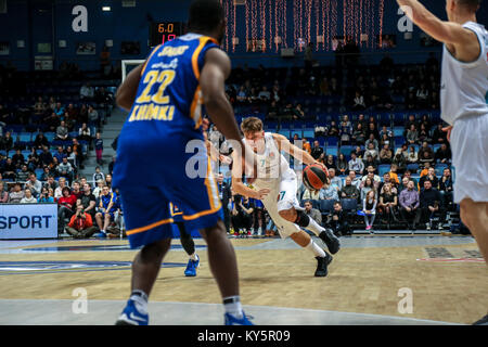 Moskau, Russland. 12 Jan, 2018. Luka Doncic, #7 von Real Madrid an den Korb Laufwerke während des 2017/2018 Turkish Airlines EuroLeague Saison Runde 17 Spiel zwischen Khimki Moskau und Real Madrid im Arena Mytishchi. Credit: Nicholas Müller/SOPA/ZUMA Draht/Alamy leben Nachrichten Stockfoto