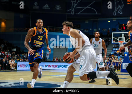 Moskau, Russland. 12 Jan, 2018. Luka Doncic, #7 von Real Madrid an den Korb Laufwerke während des 2017/2018 Turkish Airlines EuroLeague Saison Runde 17 Spiel zwischen Khimki Moskau und Real Madrid im Arena Mytishchi. Credit: Nicholas Müller/SOPA/ZUMA Draht/Alamy leben Nachrichten Stockfoto