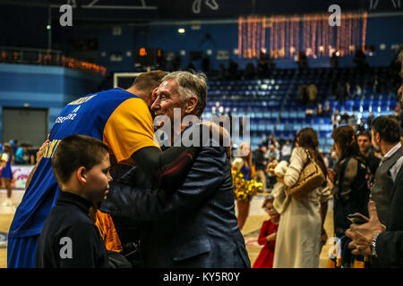 Moskau, Russland. 12 Jan, 2018. Dimitri Sokolov #10 umfasst ein Mann nach der 2017/2018 Turkish Airlines EuroLeague Saison Runde 17 Spiel zwischen Khimki Moskau und Real Madrid im Arena Mytishchi. Credit: Nicholas Müller/SOPA/ZUMA Draht/Alamy leben Nachrichten Stockfoto